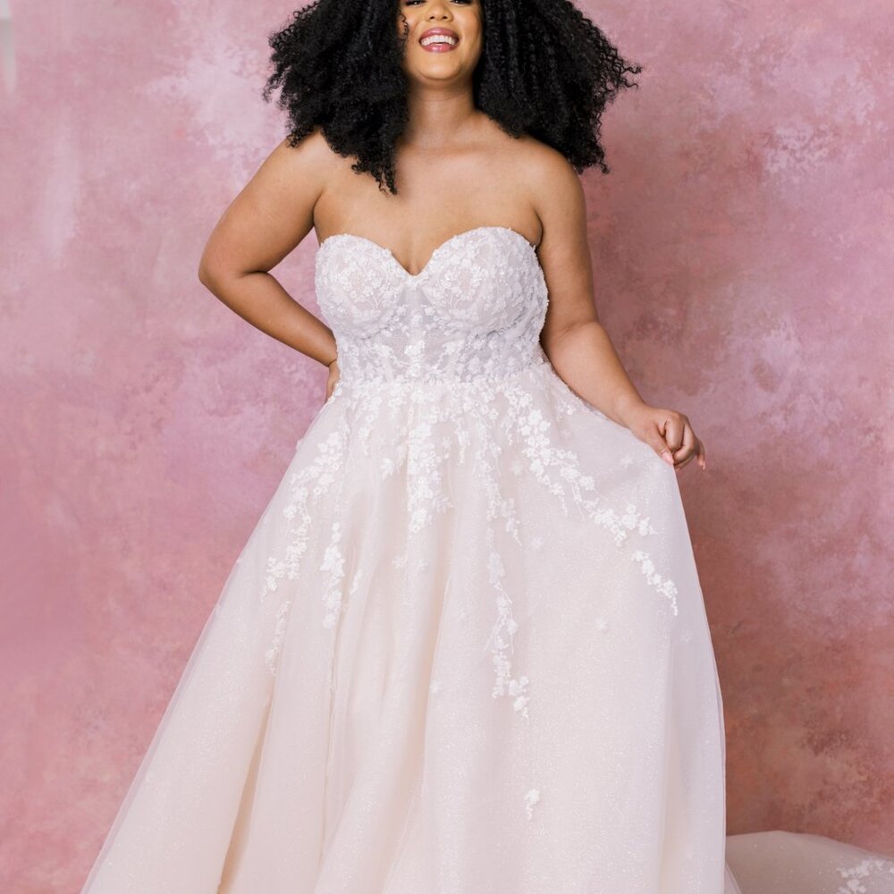 1483 Wedding Dress by Martina Liana - Street Size 16 - Boutique Sample
